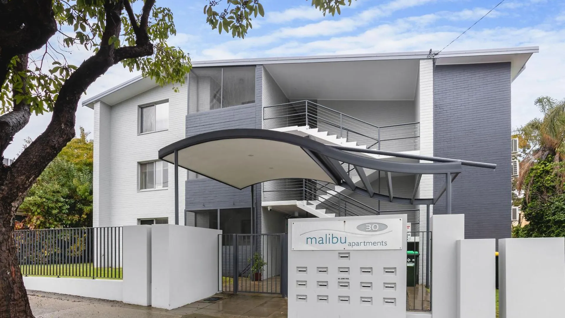 Malibu Apartments - Perth 3*,